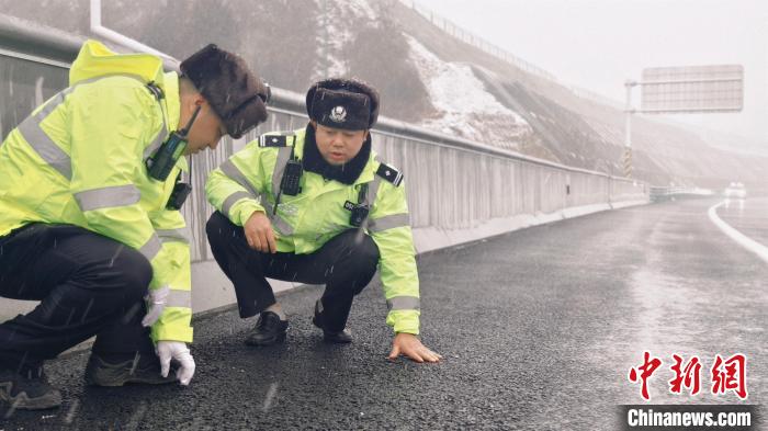 西安迎大范围雨雪 高速交警保障春运往返机场平安路