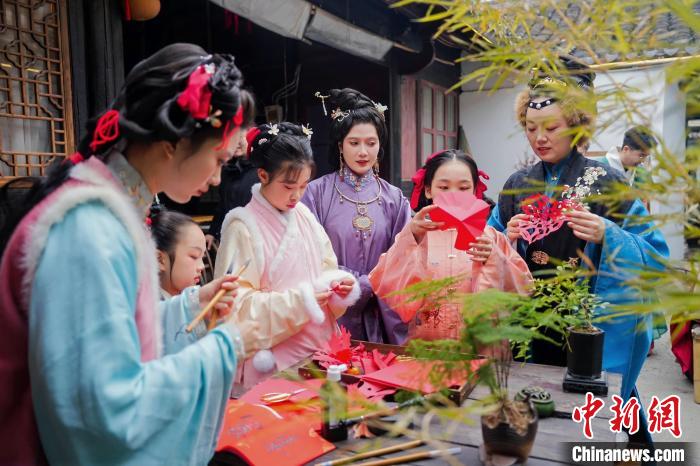 （新春走基层）浙江舟山：穿汉服玩穿越 游客解锁春节新玩法