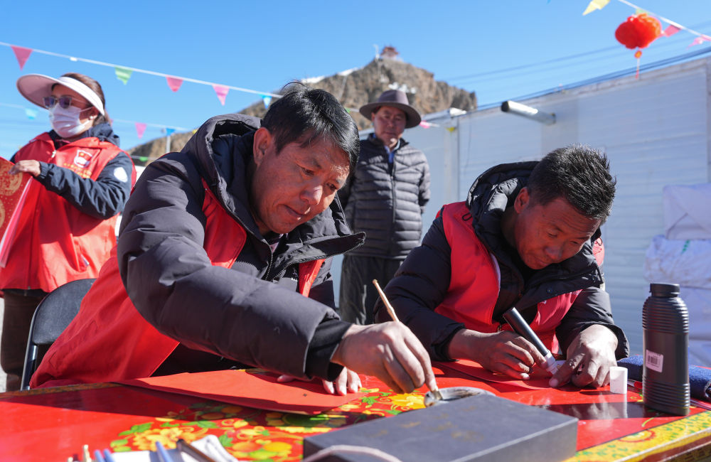 新春走基层·风雪高原行|安置点里的新年味道