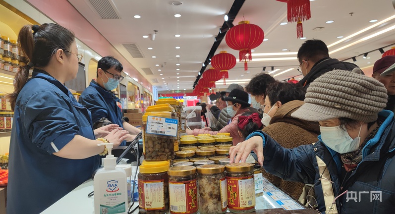 大市场看中国年 | 上海年味“拉满” 南京路袅袅“烟火”庆新春