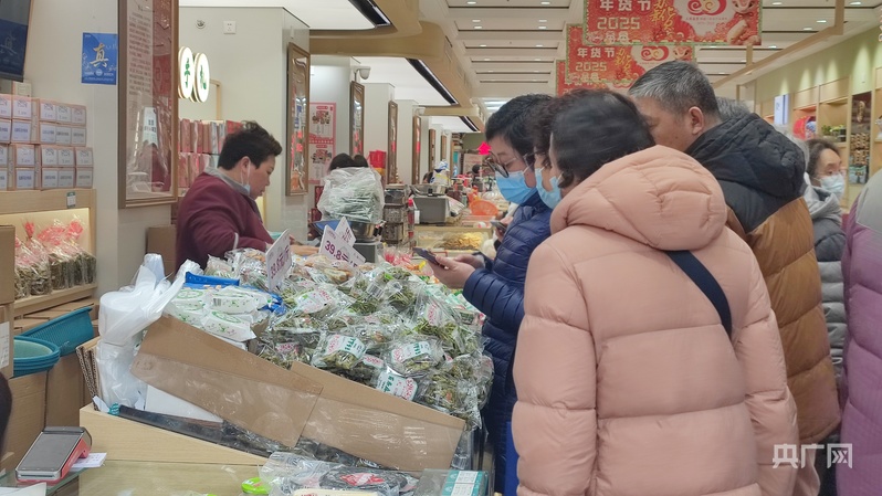 大市场看中国年 | 上海年味“拉满” 南京路袅袅“烟火”庆新春