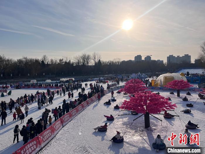 春节期间企鹅巡游加场 北京陶然亭公园冰雪项目服务升级