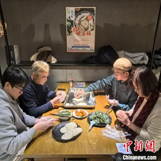 （新春走基层）此处有家就是年：苏州两岸婚姻家庭大年初二“回娘家”庆新春