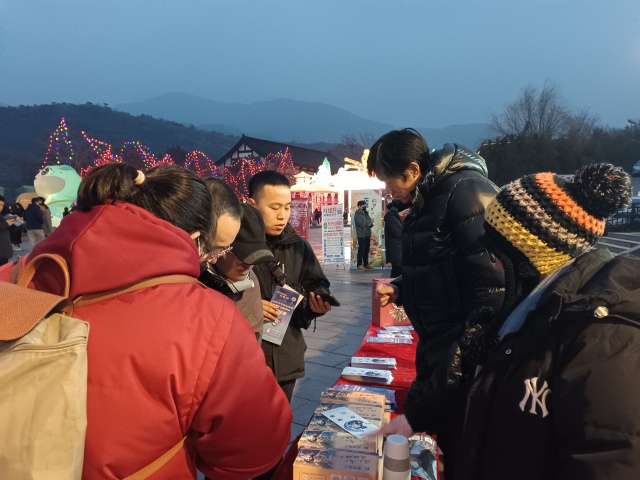 “挑灯”话招聘 夜市里的求职体验很特别