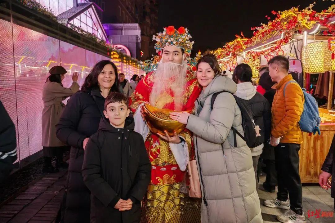 两项全国第一，外国人扎堆打卡！首个“非遗年”，成都太火！