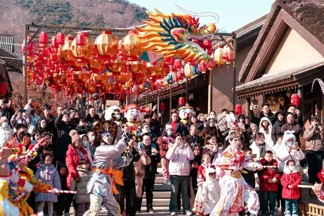 元宵佳节游山东，千灯照夜满街欢腾