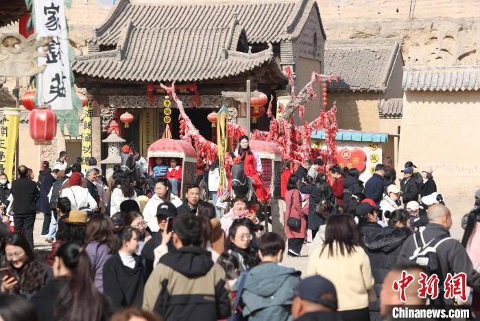 宁夏银川：民众乐享春日时光