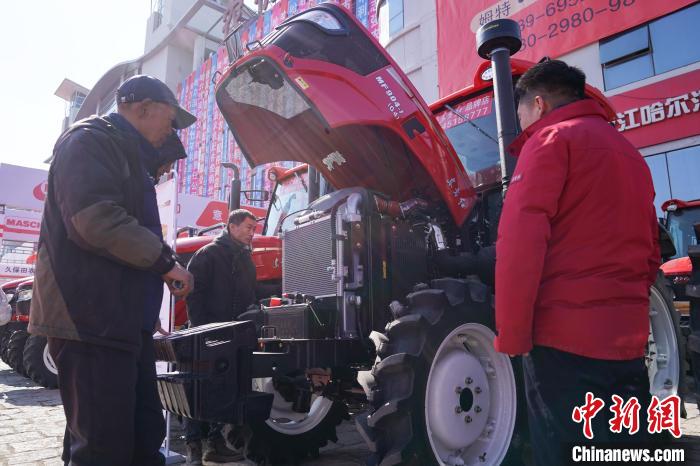 黑龙江哈尔滨：备春耕 农机销售旺