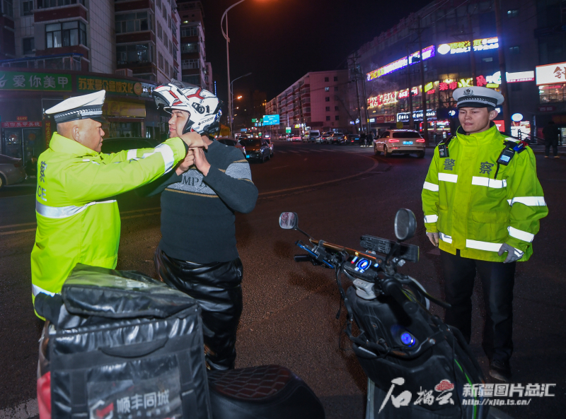 交警夜查酒驾守护“平安路”
