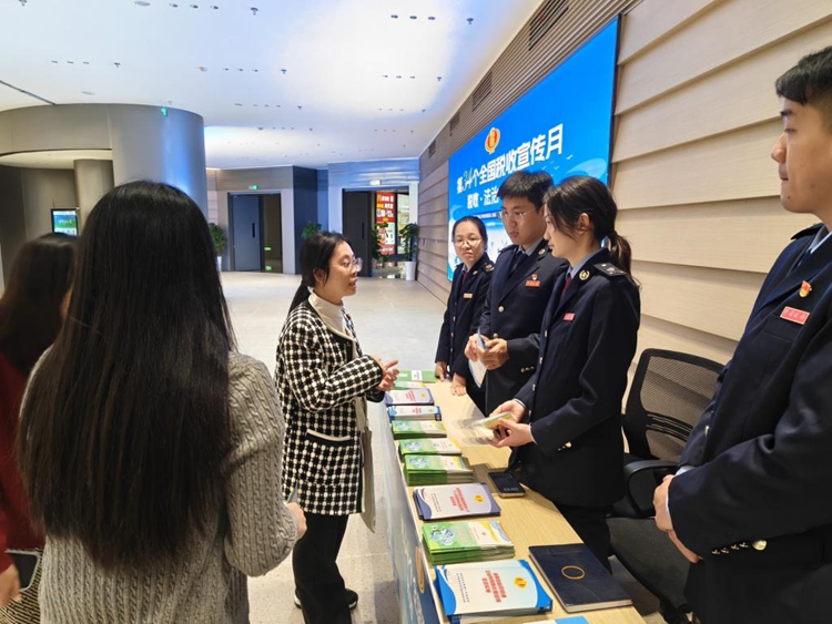 春风税语遍椰城 多维宣传促合规——海南省海口市税务系统掀起第34个税收宣传月热潮