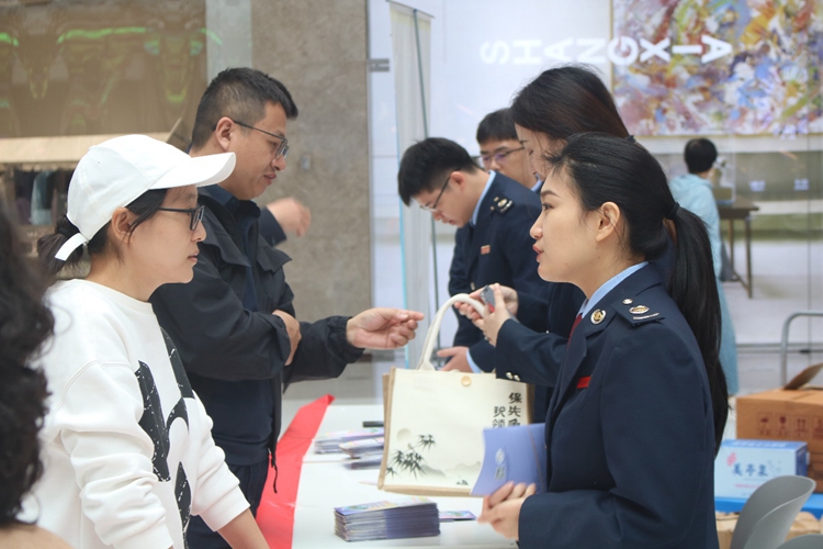 春风税语遍椰城 多维宣传促合规——海南省海口市税务系统掀起第34个税收宣传月热潮