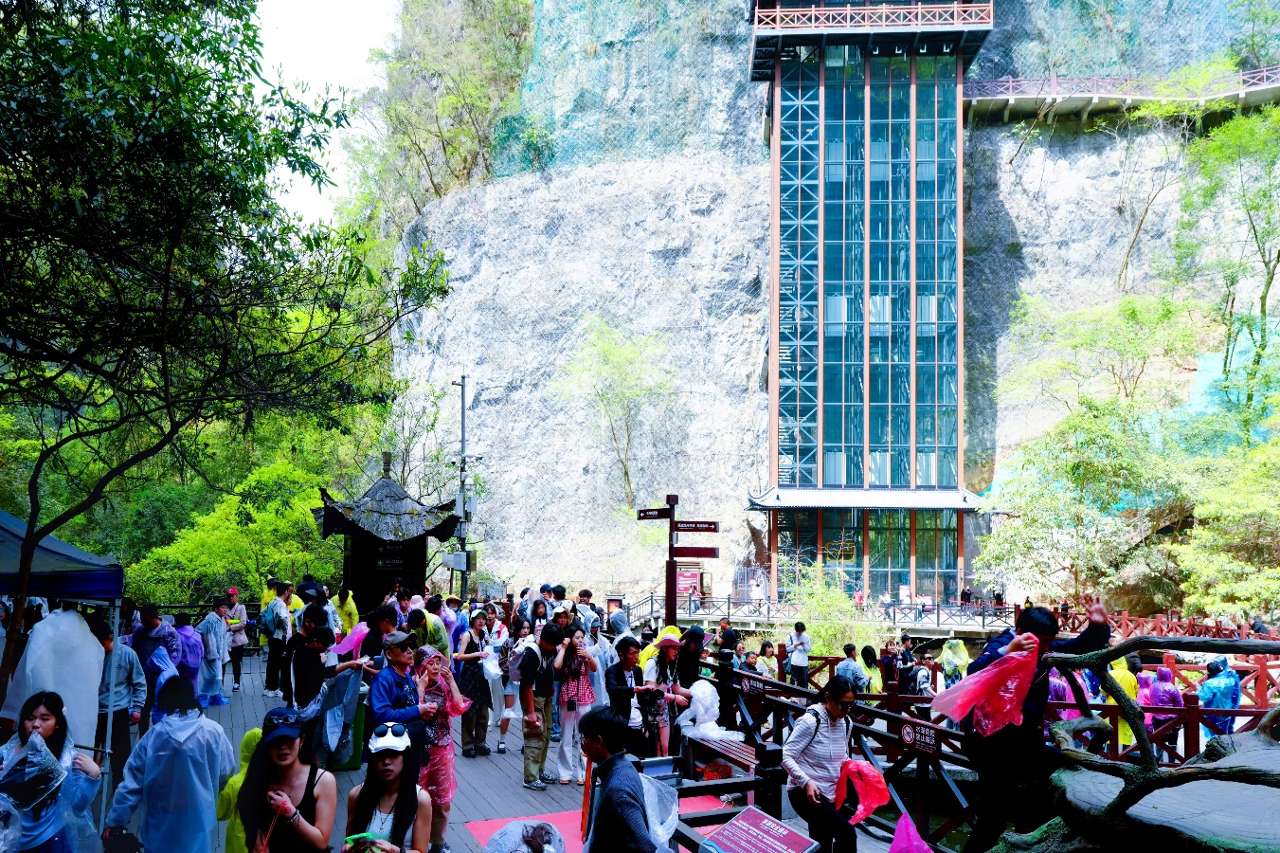 湖北宜昌：“悬崖栈道、峡谷飞瀑、青山绿水让我们流连忘返”