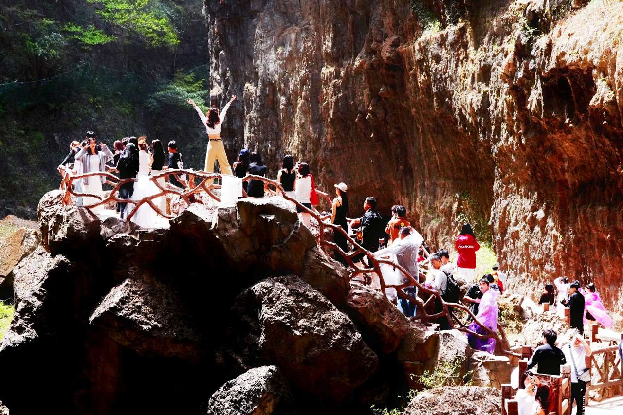 湖北宜昌：“悬崖栈道、峡谷飞瀑、青山绿水让我们流连忘返”