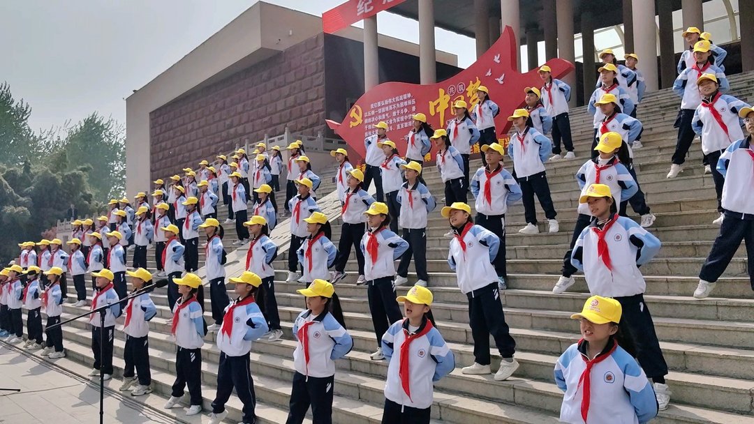 台儿庄大战胜利87周年向烈士献花活动举行