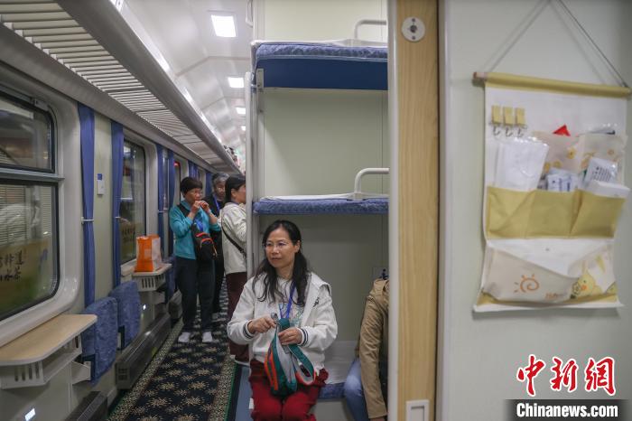赣闽首趟银发旅游专列启程 旅客开启“夜行日游”康养慢旅