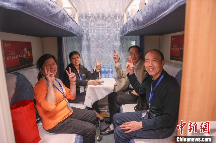 赣闽首趟银发旅游专列启程 旅客开启“夜行日游”康养慢旅
