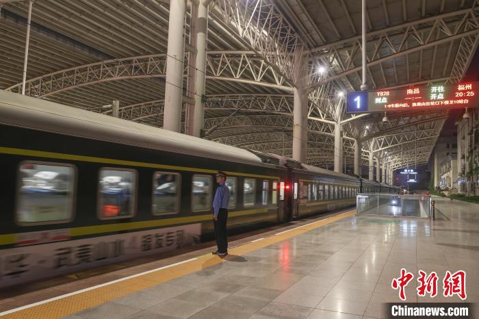 赣闽首趟银发旅游专列启程 旅客开启“夜行日游”康养慢旅