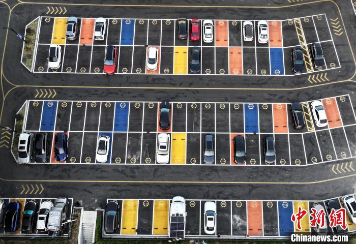 福州现“五彩”停车场
