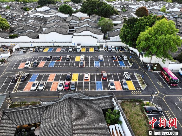 福州现“五彩”停车场