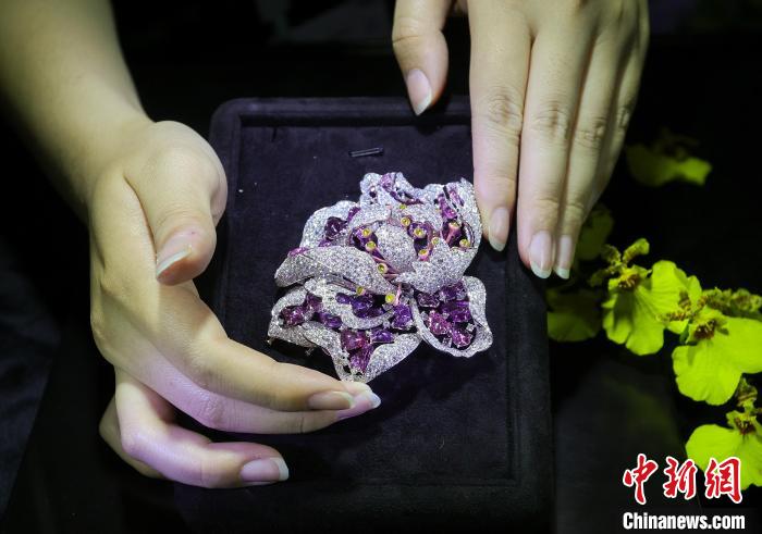 消博会探馆：珠光宝气闪耀