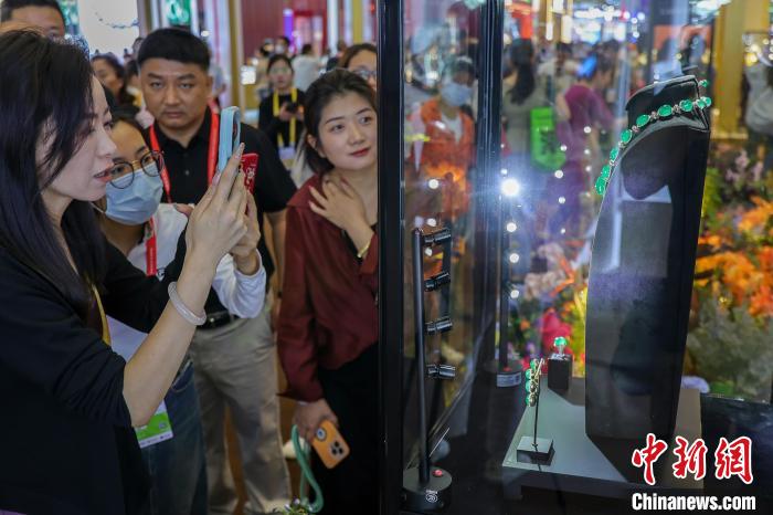 消博会探馆：珠光宝气闪耀