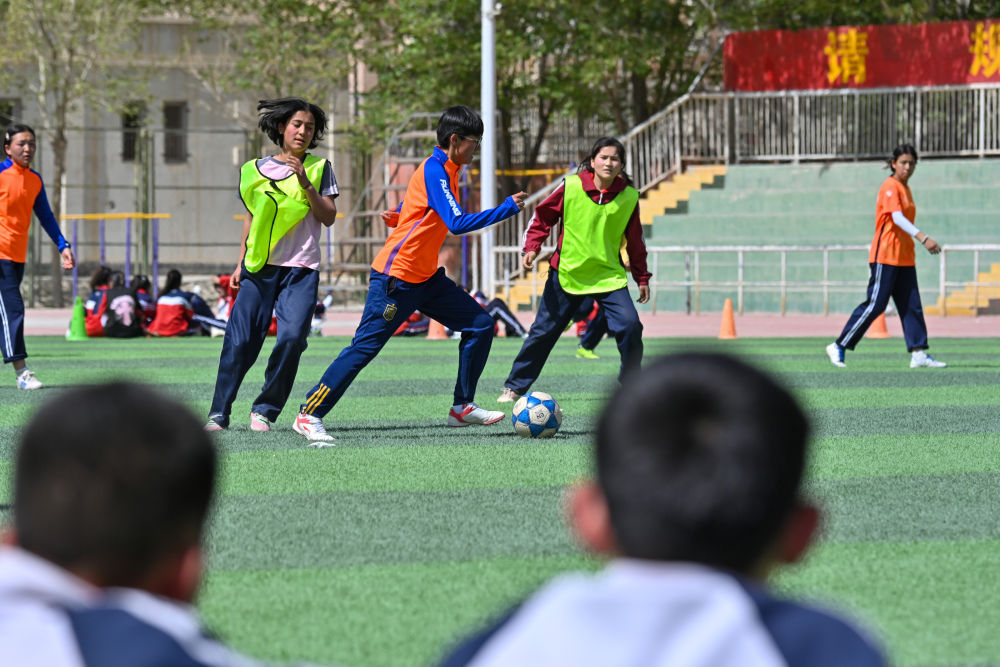 新华全媒+丨昆仑山下 足球女孩逐梦绿茵场