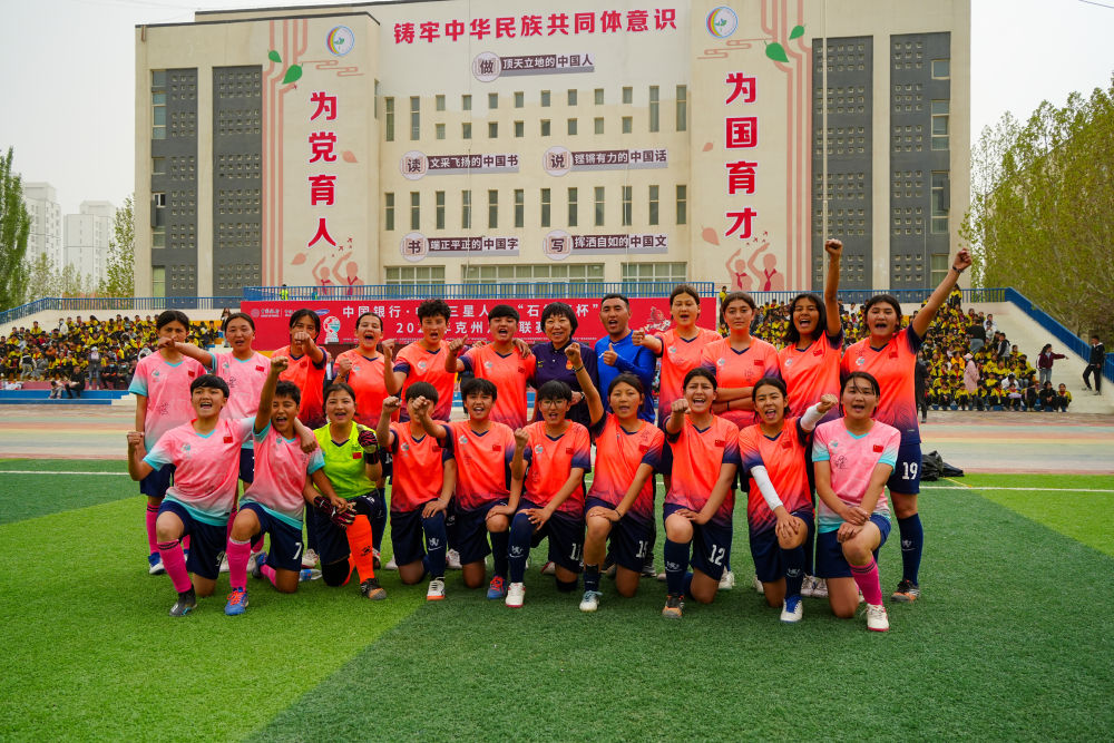 新华全媒+丨昆仑山下 足球女孩逐梦绿茵场
