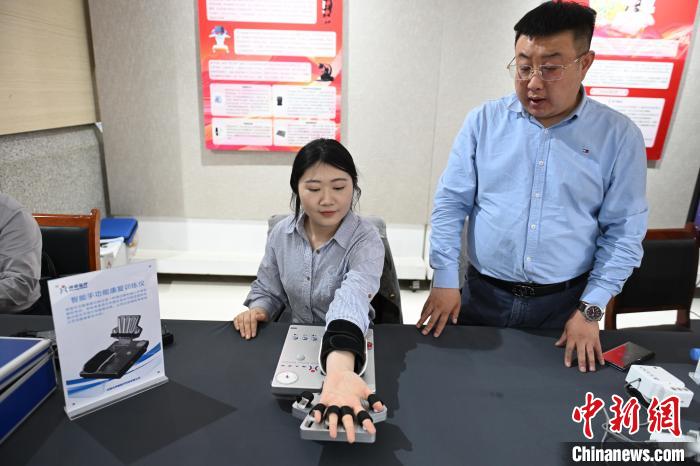 呼和浩特：民众体验脑机接口助残产品