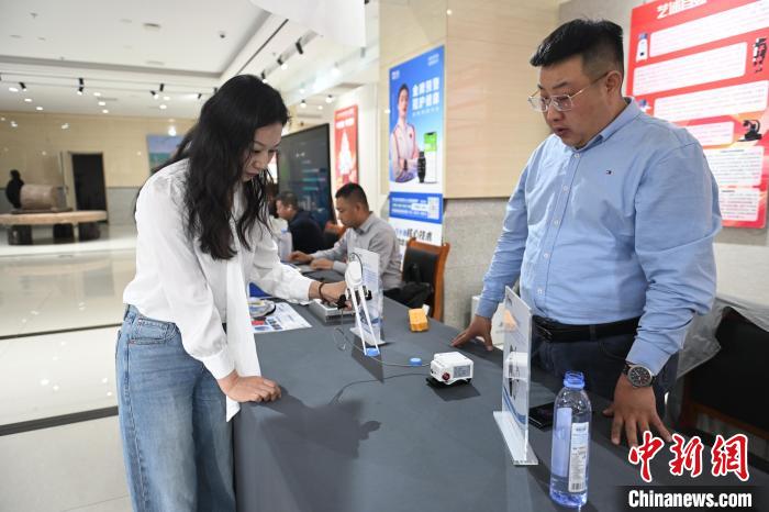 呼和浩特：民众体验脑机接口助残产品