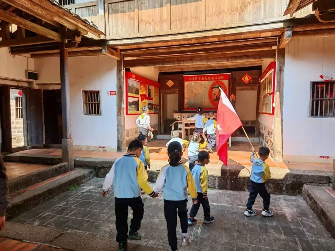 【家园共育】踏寻革命遗址 聆听红色故事——漳浦县第二实验幼儿园大段亲子春游活动