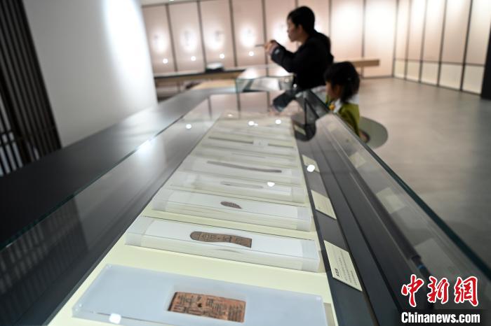甘肃兰州：在千年简牍中探寻丝路历史