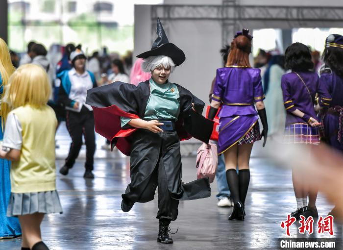 乌鲁木齐：动漫爱好者精心装扮度假期
