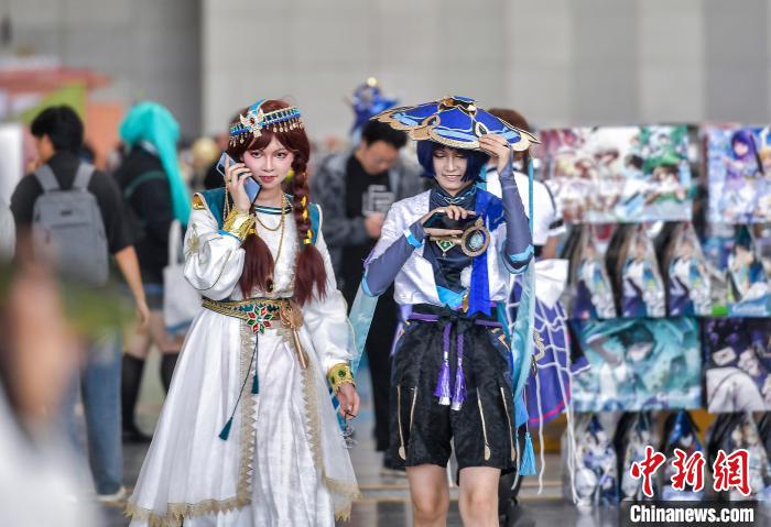 乌鲁木齐：动漫爱好者精心装扮度假期