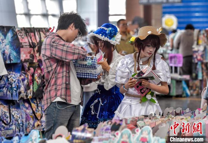 乌鲁木齐：动漫爱好者精心装扮度假期