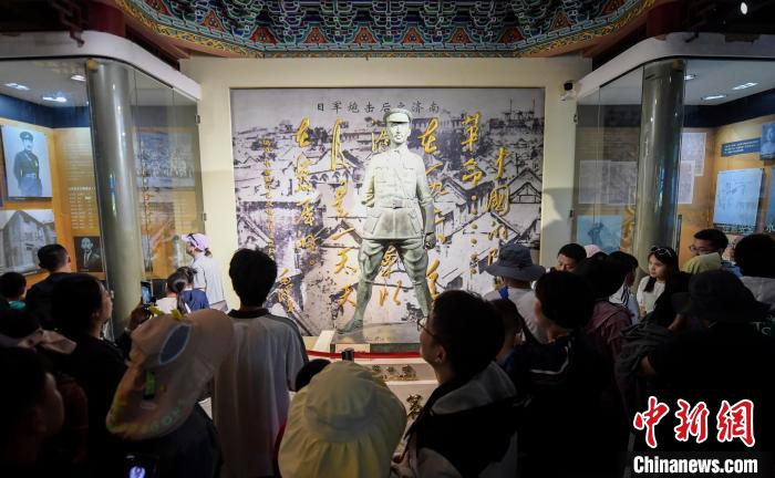 济南民众纪念“五三惨案”97周年