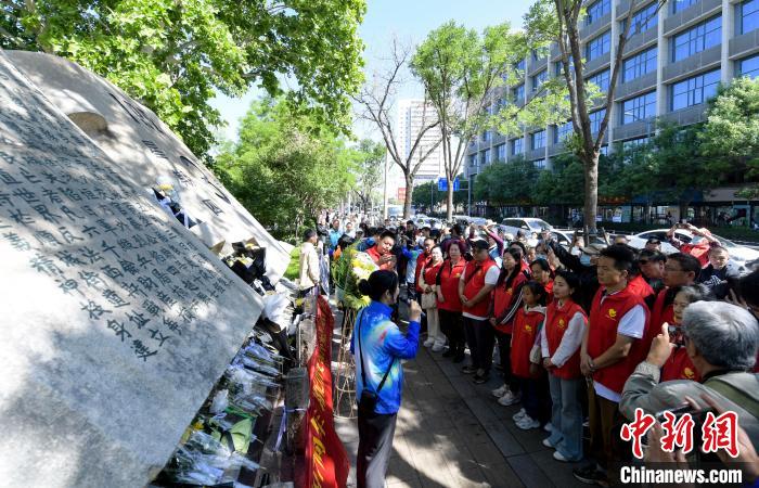 济南民众纪念“五三惨案”97周年