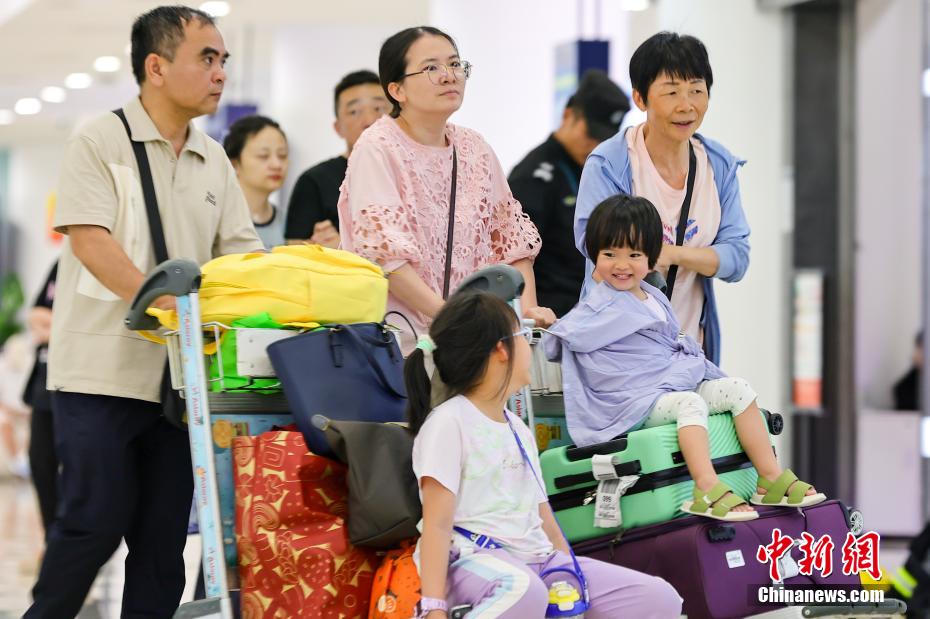海口美兰国际机场迎来“五一”假期返程客流高峰