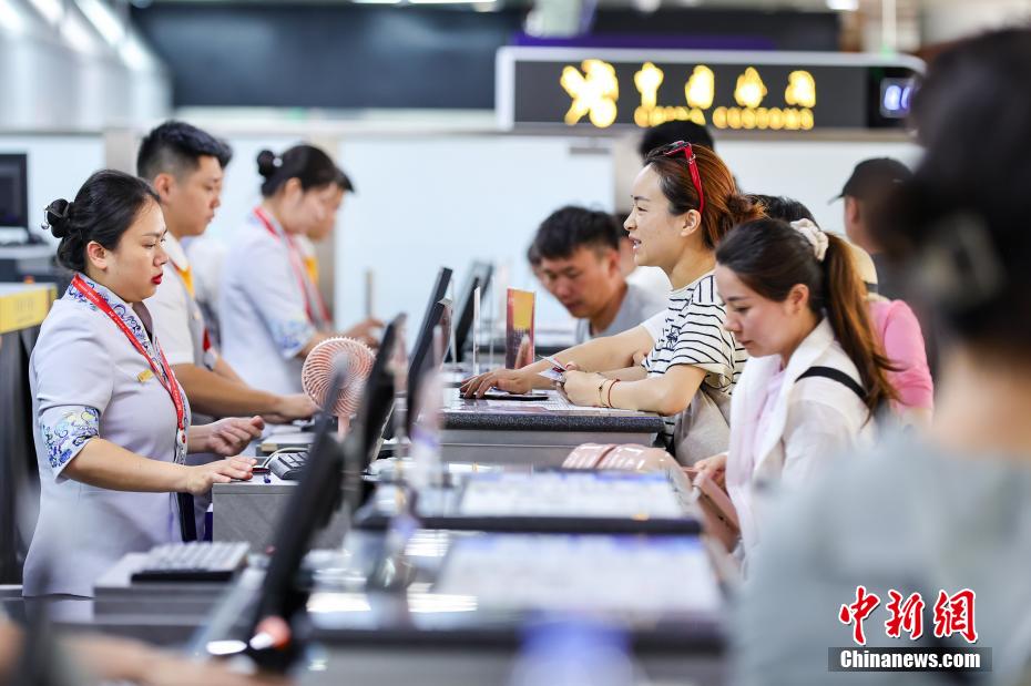 海口美兰国际机场迎来“五一”假期返程客流高峰