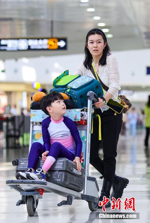 海口美兰国际机场迎来“五一”假期返程客流高峰