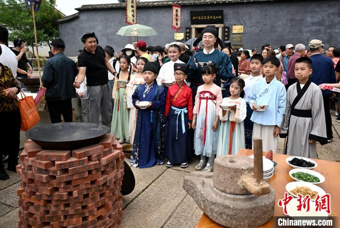 福州：闽都鼎边民俗文化嘉年华启幕