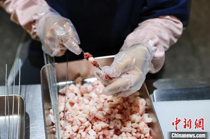 辽宁丹东：炭火上的魅力织就独特边境风味