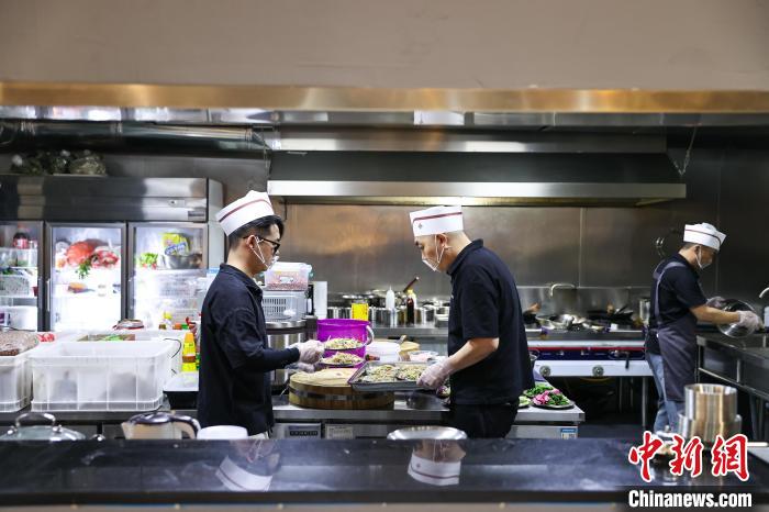 辽宁丹东：炭火上的魅力织就独特边境风味