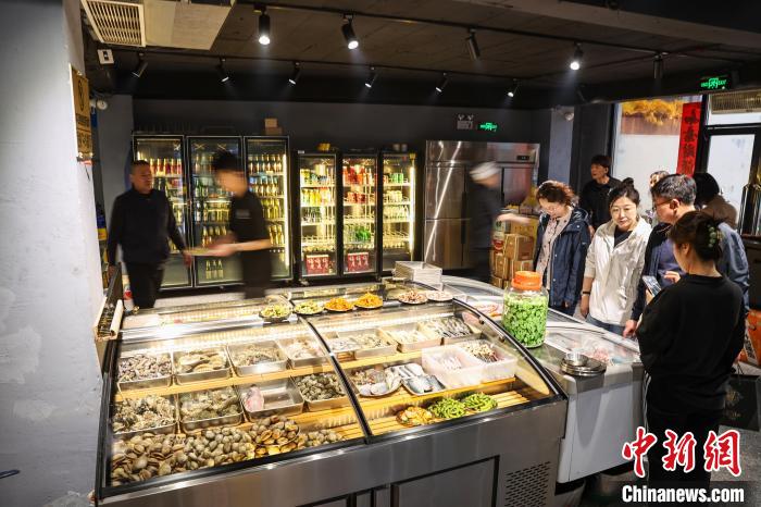 辽宁丹东：炭火上的魅力织就独特边境风味