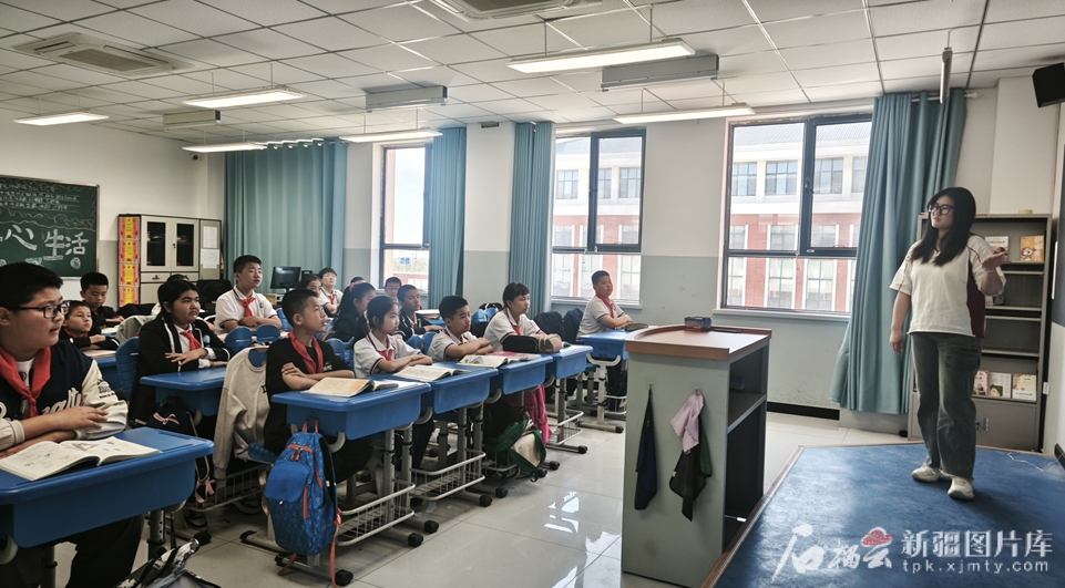 航拍新疆·航拍新发现｜戈壁深处传来琅琅书声