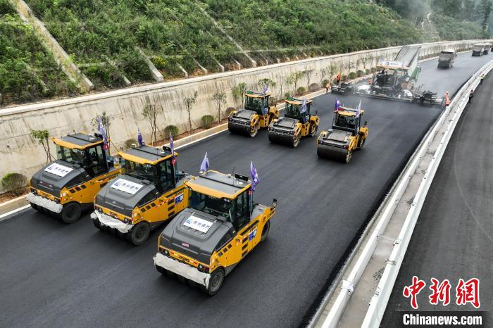 贵州贵平高速路面“无人摊碾”施工忙
