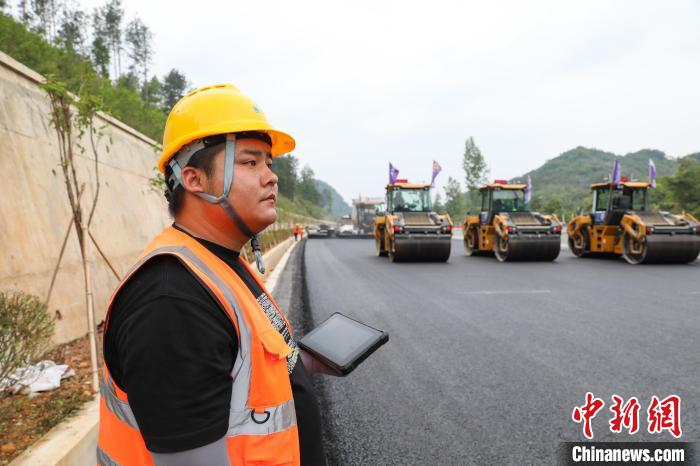 贵州贵平高速路面“无人摊碾”施工忙