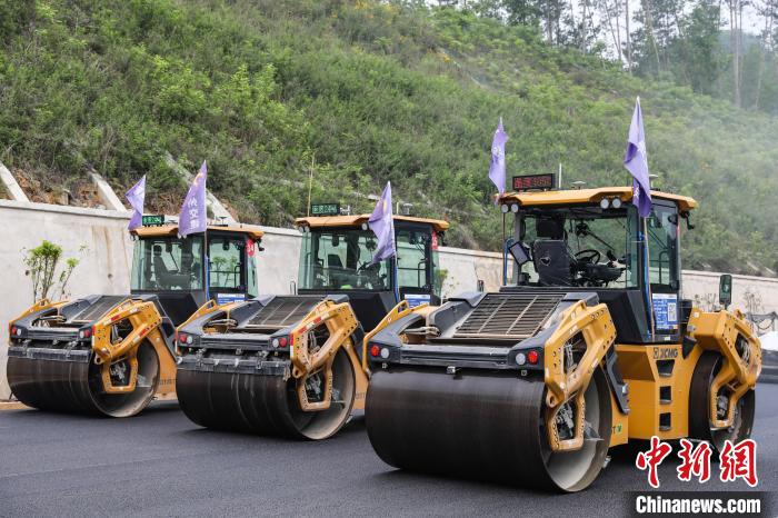 贵州贵平高速路面“无人摊碾”施工忙