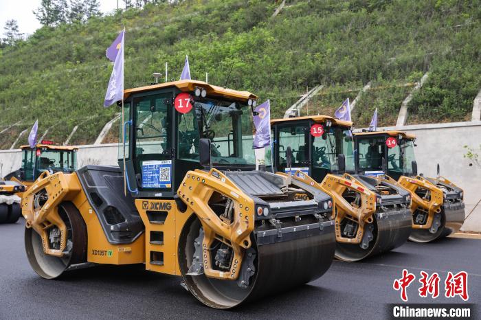 贵州贵平高速路面“无人摊碾”施工忙