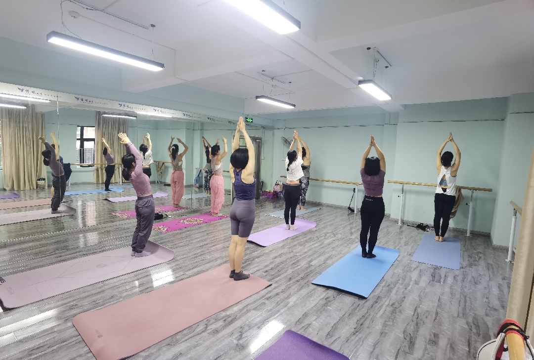26位志愿者破解20年小区车库漏水难题：一场成都老社区的青年自治实验