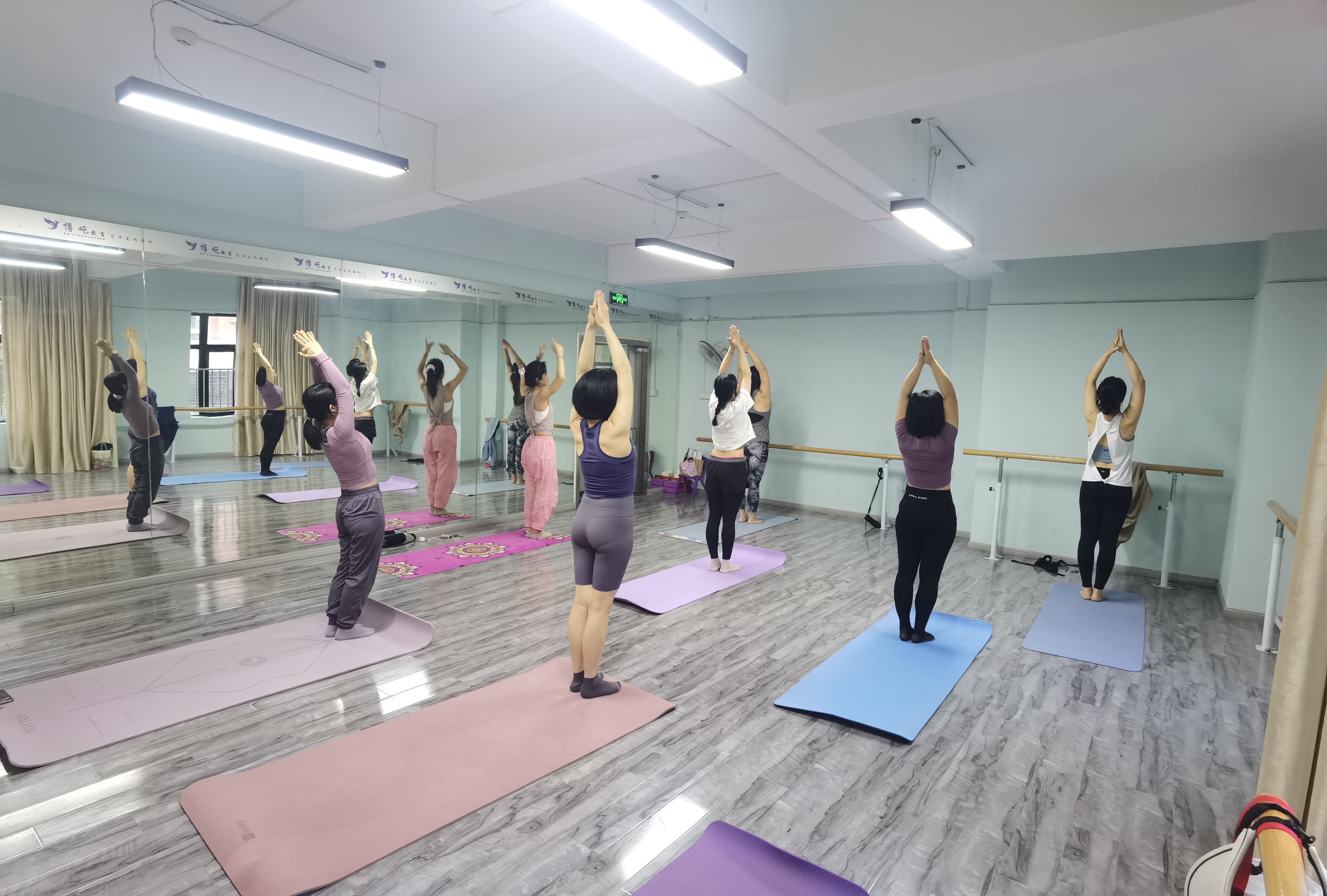 26位志愿者破解20年小区车库漏水难题：一场成都老社区的青年自治实验